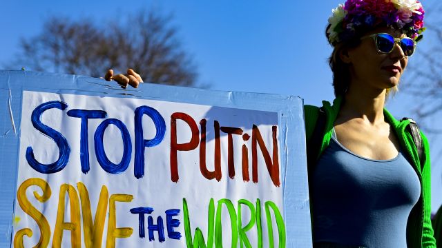 Zastavte Putina, sláva Ukrajině, skandovali v Praze ruští odpůrci války